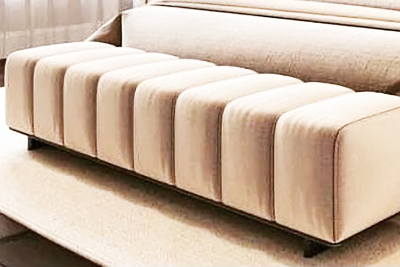 Sala de estar minimalista con muebles de lujo