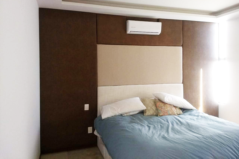 Sala de estar minimalista con muebles de lujo