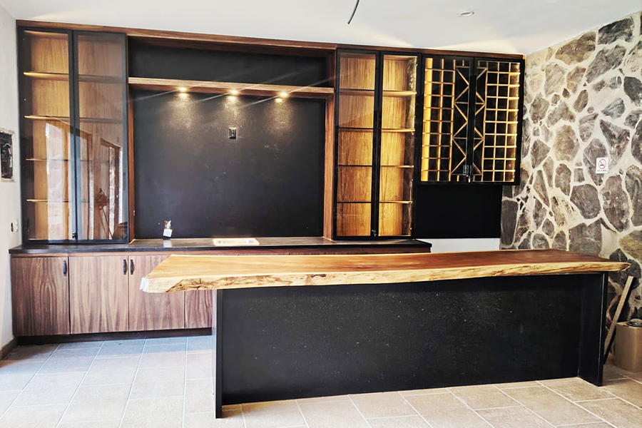 Interiores residenciales elegantes con mobiliario minimalista